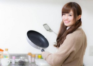 笑顔で料理する女の子