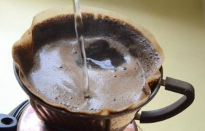 コーヒーを淹れている画像