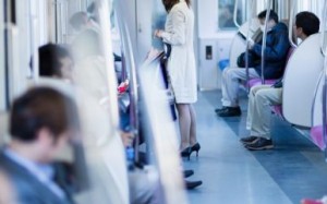 電車で立っている女性