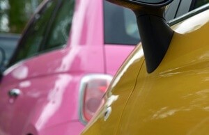 ピンクと黄色の車