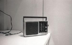 小ぶりな昔ながらラジオ