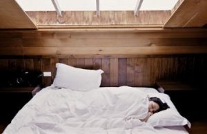 ベッドで熟睡する女性
