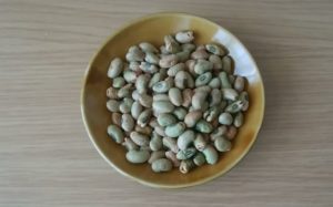 小皿に盛られた煎り大豆